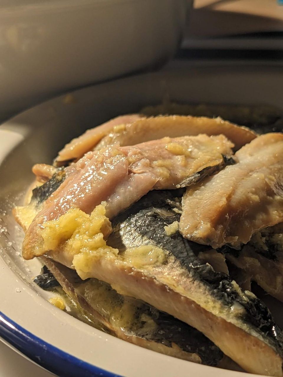 Filetti di aringa saltati in padella con salsa di limone e zenzero