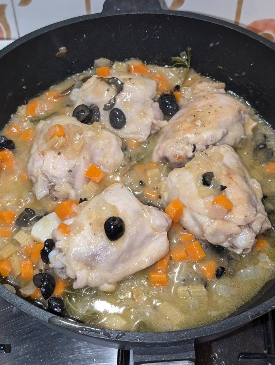 Immagine in evidenza per Pollo alla cacciatora in bianco